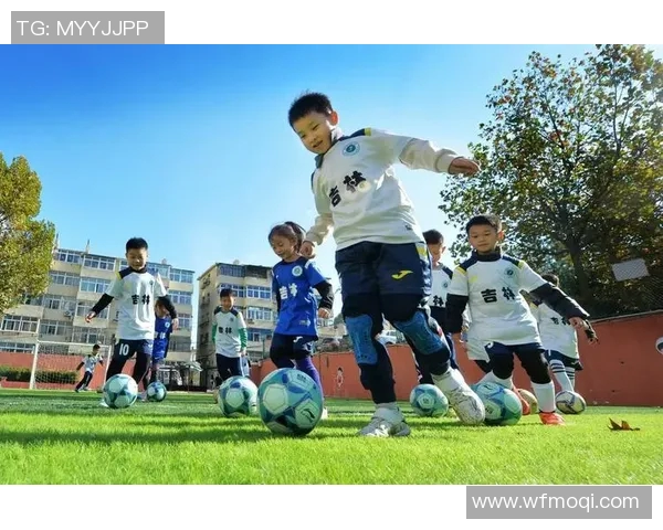 全球瞩目的足球巨星们如何在绿茵场上赢得世人的心与热爱