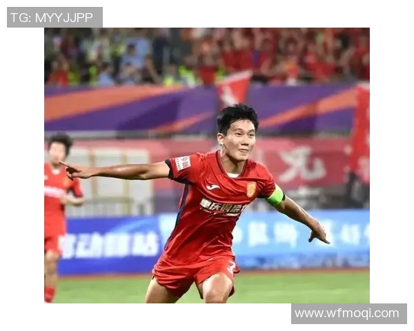 华人足球明星闪耀绿茵场展现非凡才华与拼搏精神的传奇故事