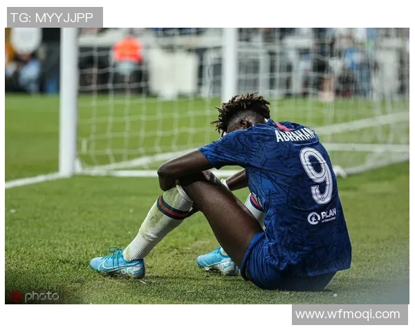 白人足球明星因种族歧视言论引发社会广泛争议与反思